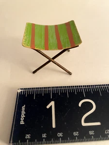 Silla de jardín vintage de metal pintada a mano DOLLHOUSE MINIATURA - pieza encantadora - Imagen 1 de 6