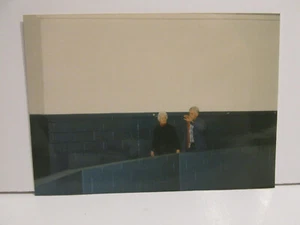 FOTOGRAFÍA ENCONTRADA VINTAGE AÑOS 80 COLOR ORIGINAL ARTE FOTO HOMBRE MUJER PAREJA CAMINANDO - Imagen 1 de 4