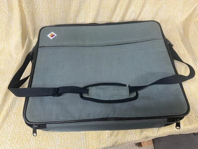 De colección Años 80 Apple IIC Arco Iris Logo Acolchado Mac Computadora Portátil Bolso Estuche con Correa Foto 1 de 4