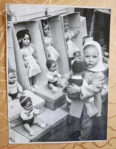 24X18 FOTO VINTAGE BRESCIA DON GIUSEPPE DESTER  GIOCATTOLI 1950 BAMBOLA D'EPOCA - Picture 1 of 2