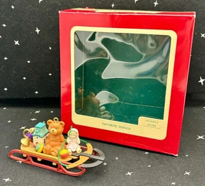 Adorno vintage de reliquia Carlton "cosas favoritas" con caja juguetes en trineo 1988 - Imagen 1 de 9