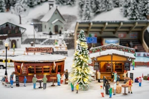 Faller 134006 Spur H0 Weihnachtsbuden mit beleuchtetem Baum Bausatz - Bild 1 von 7