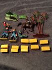 Lot mixte de jouets britanniques - soldats - agriculture - décors (palmiers, shurbs, foin)