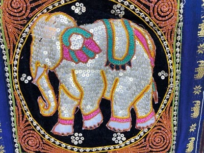 Capa de travesseiro de seda e lantejoulas Tailândia rosa e preto elefante 16 X 16 pol. Tailandês - Imagem 1 de 4