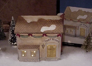 Caja de porcelana vintage de 5" de alto edificio iluminado POST OFFICE Christmas Village - Imagen 1 de 14