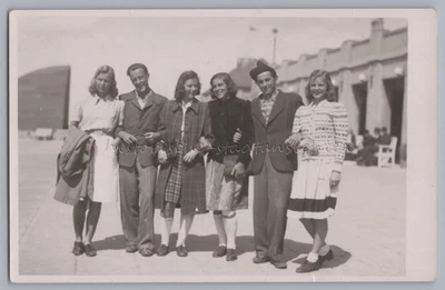 Junge Frauen und Männer in der Nachkriegszeit auf Westerland Sylt 1948 - Foto - Bild 1 von 2