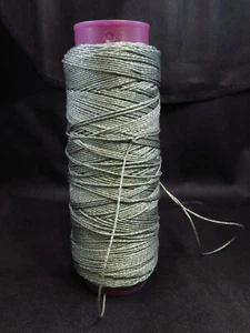 Kreinik Metallicgarn zum Nähen grün (Lilienteich) #088C - #24 Zopf 140M - Bild 1 von 4