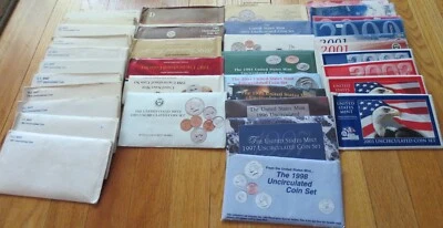 1971 to 2003 Mint Sets U.S. Mint 31 Sets P And D Mint Set Uncirculated COA Value - Image 1 of 4