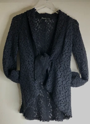 Chaqueta Top Elizabeth and James Algodón Encaje Talla XS Negra Frontal Corbata Mantón Cuello Foto 1 de 4