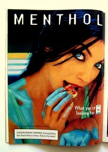 Annuncio Risque per sigarette CAMEL con modello che tiene sensualmente il ghiaccio dalle labbra - 1997 annuncio - Foto 1 di 1