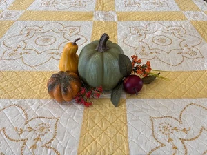 Vintage Quilt - handbestickt - Gelbgold & Weiß 81" x 83" - Bild 1 von 18