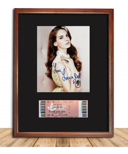 LANA DEL REY GERAHMT 13"x17" signiertes Foto & Konzertkarte DISPLAY REPRO. pop cd - Bild 1 von 1