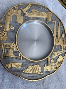 A GILDED 'SELWIN' PEWTER WALL PLAQUE 'MALAYSIA' SHOWING THE COUNTRIES LANDMARKS - Foto 1 di 7