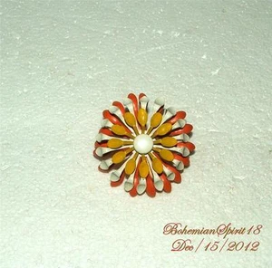 VINTAGE FLOWER POWER 1970's YELLOW WHITE ORANGE TRIPLE LAYER ENAMEL BROOCH/PIN - Picture 1 of 1