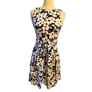 Chaps marineblaues und weißes Blumenkleid, Vollrock. Größe 4, ärmellos mit Gürtel/Schleife - Bild 1 von 7