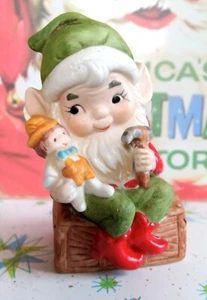 Statuina elfo di Natale in ceramica HOMCO vintage con bambola e martello giocattolo creatore - Foto 1 di 9