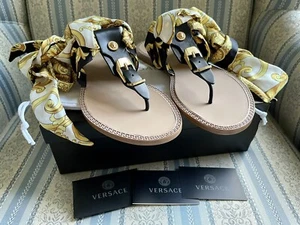 875 $ neu im Karton Versace Tribute Barocco Hibiskus Medusa Seidenschärpe goldfarbene Sandalen flache Schuhe 36 - Bild 1 von 12