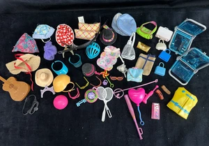 Vintage Puppenzubehör Konvolut Barbie zufällige Hüte Taschen Handys Sportstühle 54 Teile - Bild 1 von 12