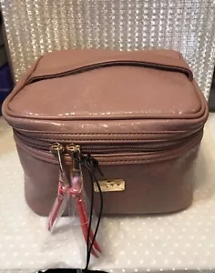Estuche de tren DKNY/Maquillaje/Bolsa de tocador nueva 8 X 8 X 5 pulgadas aproximadamente - Imagen 1 de 3