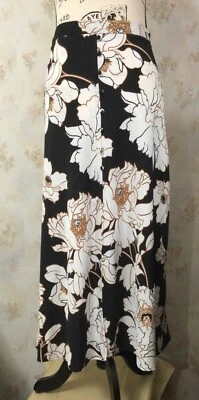 Falda Larga APT9 M Negra Floral Poliéster Acampanada Botón Frontal y Abertura Lateral Cremallera Foto 1 de 4