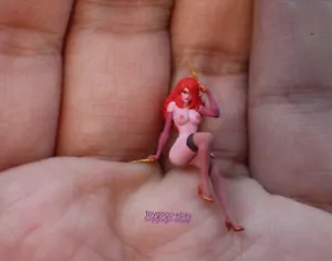 Miniture 1/64 Figura Sexy Chica Pistola Ajuste 1:64 Coche Diorama Calle en STOCK - Imagen 1 de 5