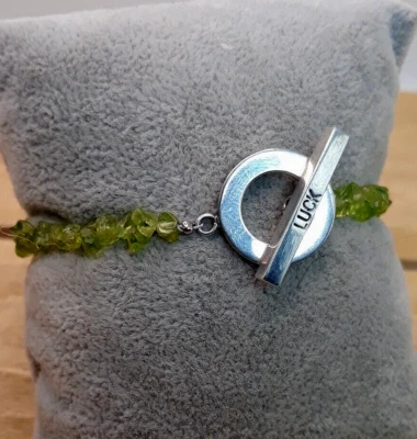 De colección. Brazalete de cuentas de plata esterlina/chip de peridoto firmado por diseñador de 7" Foto 1 de 4