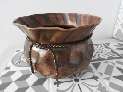 ANCIEN CACHE POT EN CUIVRE MARTELE JARDINIERE POT DE FLEUR JARDIN MAISON DECO - Photo 1/4