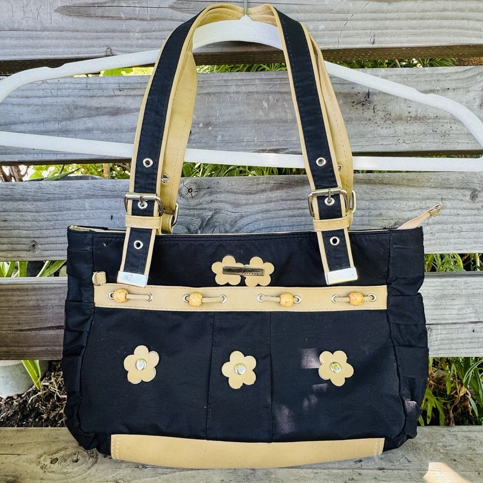 Bolso de hombro de nailon negro y tostado Y2K correas ajustables decoración floral 3D madera Foto 1 de 4