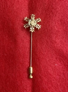 Vintage Rare Find Lapel Stick Pin Religious Jesus On Snowflake Look Gold Tone - Bild 1 von 2