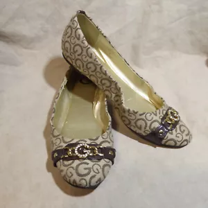Tela con logotipo bronceado G by GUESS ballet talla 9 M; dije con joyas G; correa de hebilla - Imagen 1 de 15