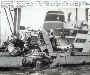 1958 Vintage Photo Norwegian freighter Milross crashes in Houston Ship Channel - Picture 1 of 2