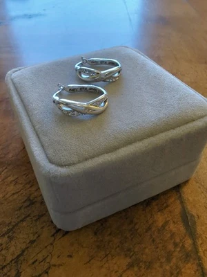 Pendientes de plata de ley 925 grabados "Nunca caminarás solo" Foto 1 de 4