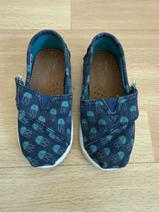 TOMS unisex Size 6 Toddler Shoe - Picture 1 of 4