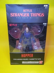 Stranger Things Hawkins Collection Hopper (Staffel 1 & 2) Kassette & Actionfigur - Bild 1 von 4