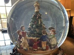 Christmas Carol Snow Globe - Picture 1 of 11