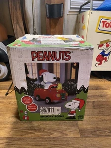Gemmy Inflables Soplados por Aire Cacahuetes Snoopy Navidad 6 pies de Alto Coche de Conducción 2024 - Imagen 1 de 6