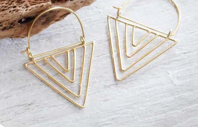 Pendientes geométricos de latón Chevron 21/8" × 13/8" - Alambres chapados en oro - Precio de venta sugerido por el fabricante $45 Foto 1 de 3