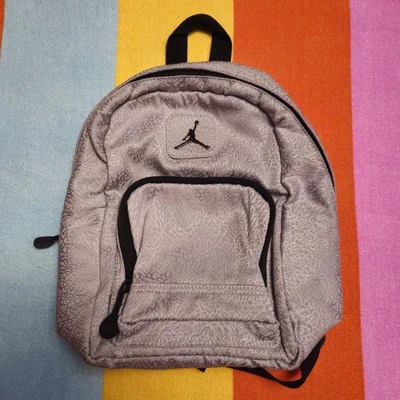 Mochila Jordan para niños pequeños gris/negro con logotipo Foto 1 de 4
