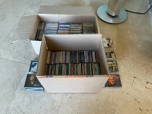 Lotto Stock Blocco 262 CD MUSICALI VARI GENERI colonne sonore stranieri italiani - Foto 1 di 3