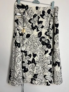 Nine & Company Women's Size 4 Black & White Flower Skirt W/Shell Belt - Picture 1 of 6