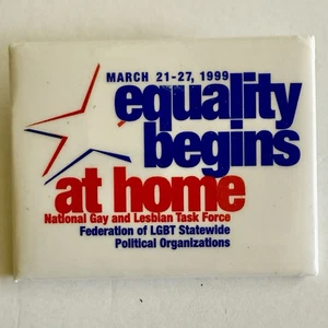 21-27 marzo 1999 NGLTF "La qualità inizia da casa" pulsante/LGBTQ - Foto 1 di 2