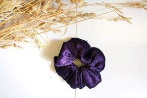 Mini Scrunchie Dunkellila Pannesamt - Bild 1 von 2