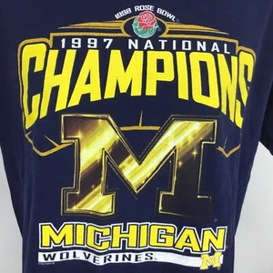 Maglietta Vintage Grande Università Michigan Wolverines 97 Campioni Nazionali 98 Rosa - Foto 1 di 6
