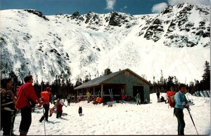 Cartolina Spring Skiing White Mountains NH Tuckerman Ravine Skier Ranger Station - Foto 1 di 2