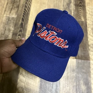 Vintage Sports Specialties Detroit Pistons Script Wool Fitted Cap 7 1/8 - Bild 1 von 8