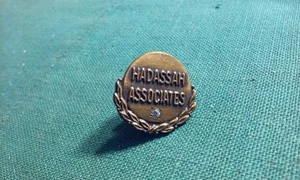 Hadassah Associates Fraternity Lettered Lapel Pin Wreath & Rhinestone Gold Tone - Bild 1 von 3