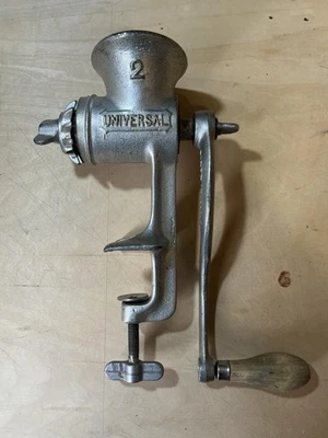 Universal Vintage Nº Molinillo de carne de hierro fundido con abrazadera de manivela hecho en EE. UU. 2 Foto 1 de 3