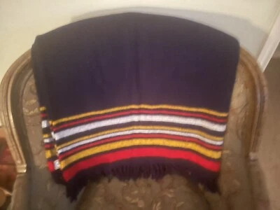 Lanzamiento negro 106 pulgadas W-108 en L con flecos. Aparece lana.  Rayas multicolores Foto 1 de 4