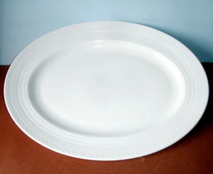Wedgwood Intaglio weiß große ovale Servierplatte 15,5" geprägter Rand Neu ohne Box - Bild 1 von 3