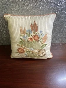 Funda Almohada Pier 1 Bordada Acento Grande Flor Botánica Verde Blanco 15.5" - Imagen 1 de 4